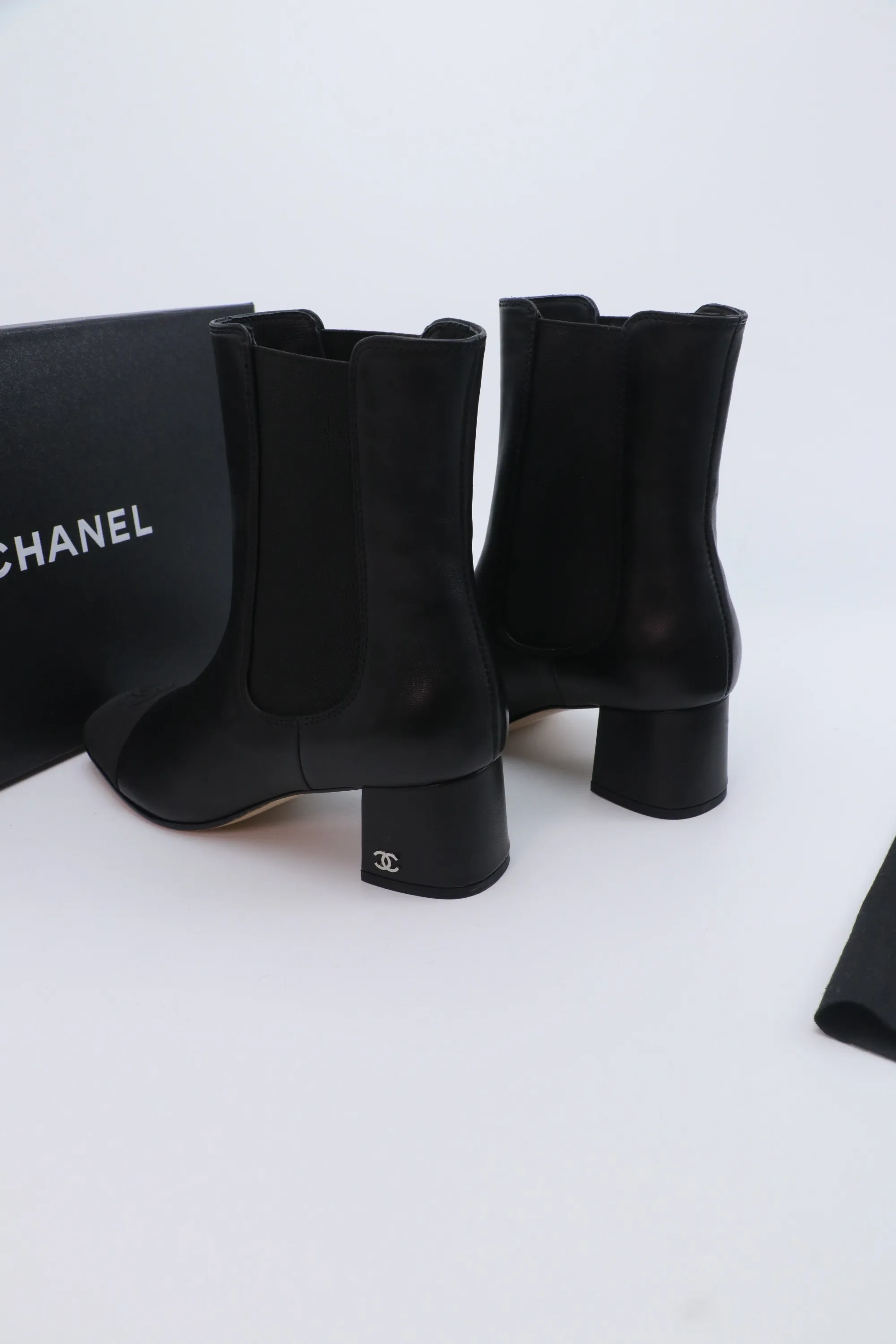 P720 Chanel 25A Advanced Handicraft Workshop Series Boots New model is on sale first 🆕 This autumn and winter must-have item Original development Private model hardware Genuine leather outsole Cowhide upper Sheepskin lining Size: 35-39 Other sizes are determined